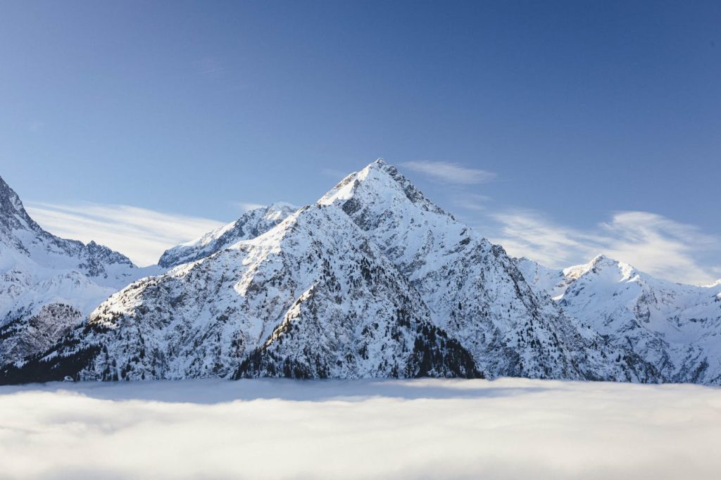 Breathtaking view of snow-covered mountains under a clear sky in Les Deux Alpes, France.
